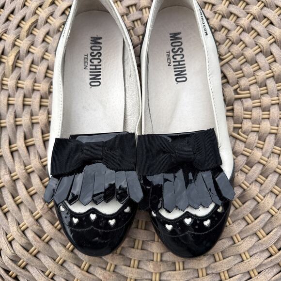 Moschino Girls White & Black Flats 33 EU 1 US Hassle Loafer Bow Heart 9 Year Old - Picture 2 of 16